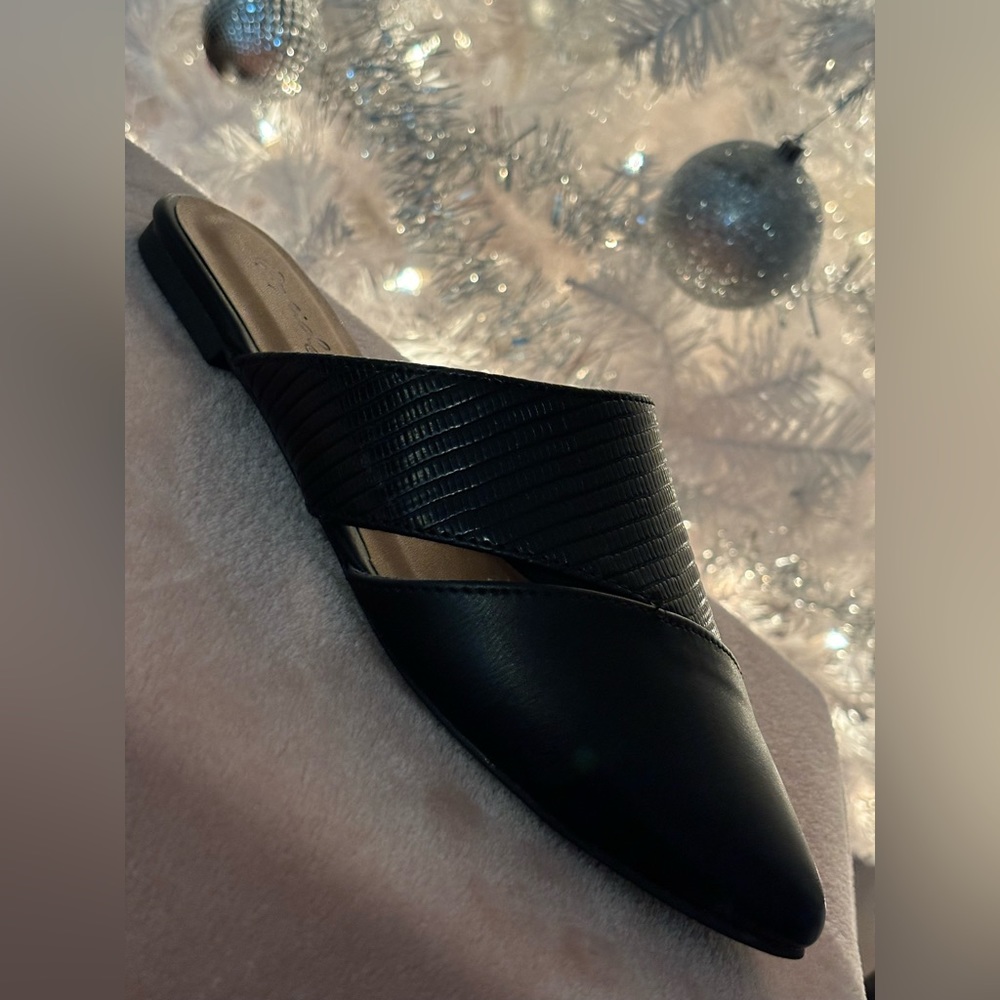Black textured flats